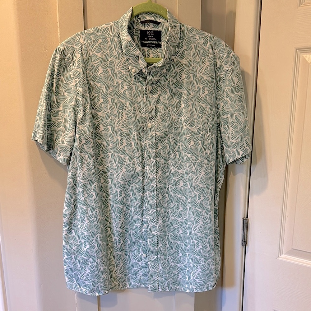 Nordstrom 1901 men’s green and White Casual Button Down short sleeved shirt